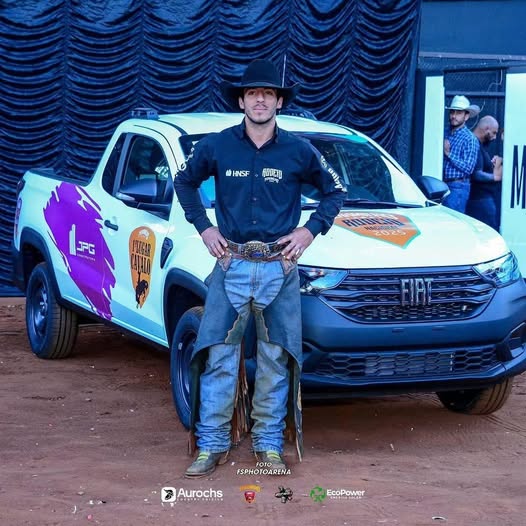 Foto para a postagem Daniel Feitosa é o grande campeão do Rodeio FENAMILHO 2025!