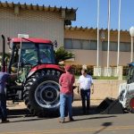 Município conquista Mini-carregadeira e Trator para os setores de Obras e Agricultura